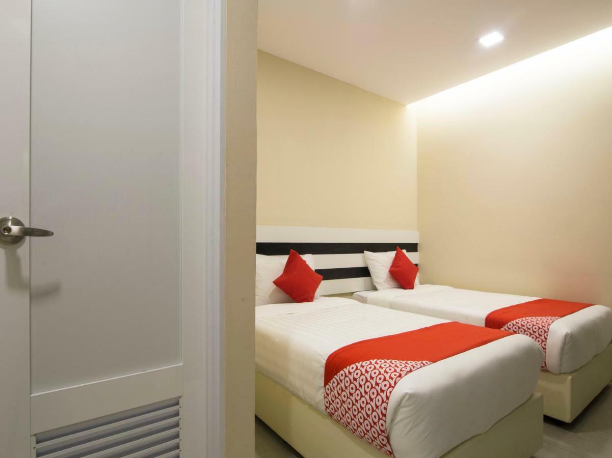 Super Oyo 1145 Lea Guest House & Cafe Lukut Экстерьер фото