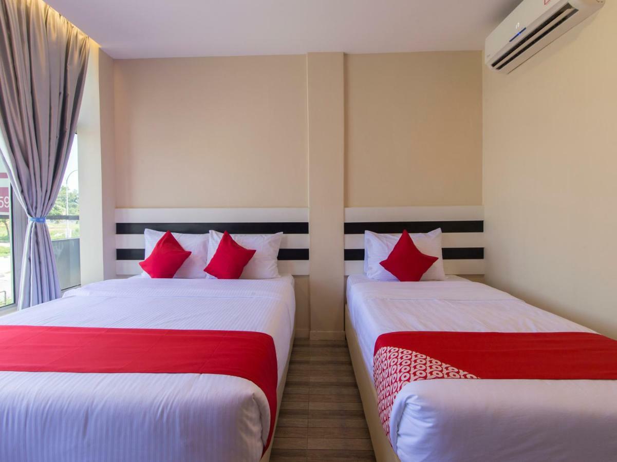 Super Oyo 1145 Lea Guest House & Cafe Lukut Экстерьер фото