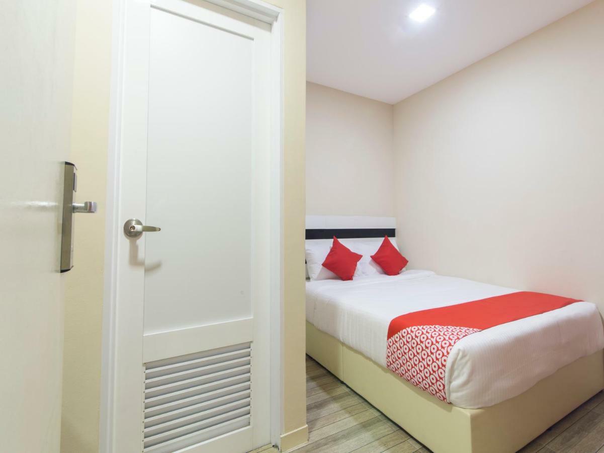 Super Oyo 1145 Lea Guest House & Cafe Lukut Экстерьер фото