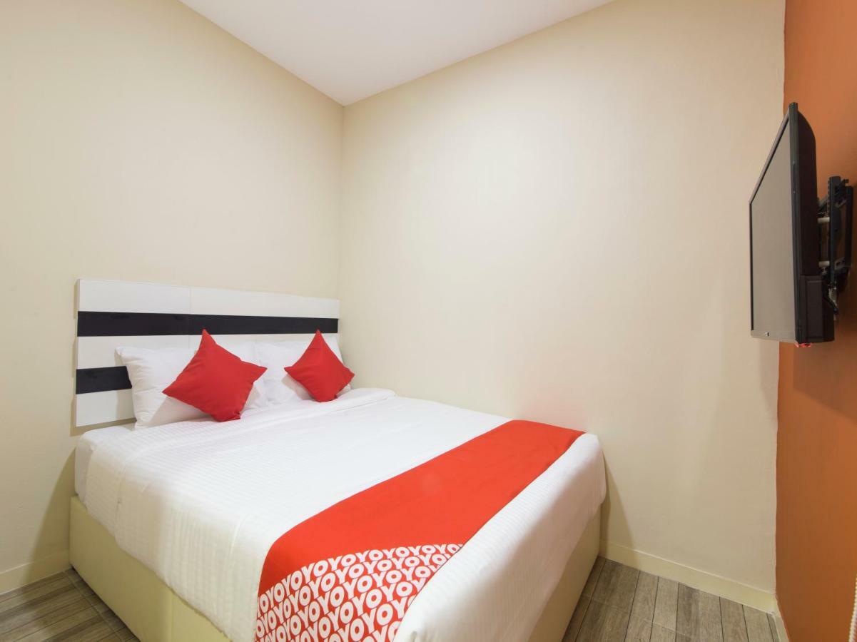 Super Oyo 1145 Lea Guest House & Cafe Lukut Экстерьер фото