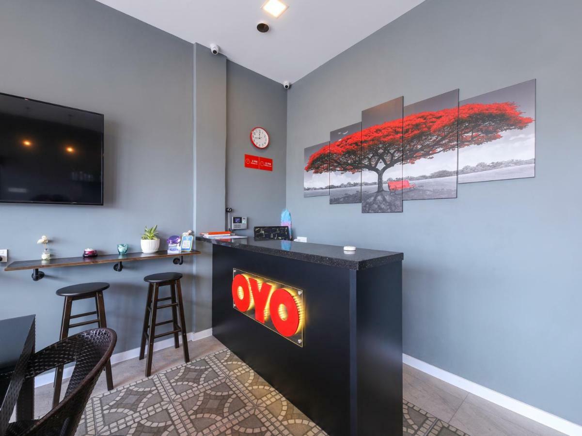 Super Oyo 1145 Lea Guest House & Cafe Lukut Экстерьер фото