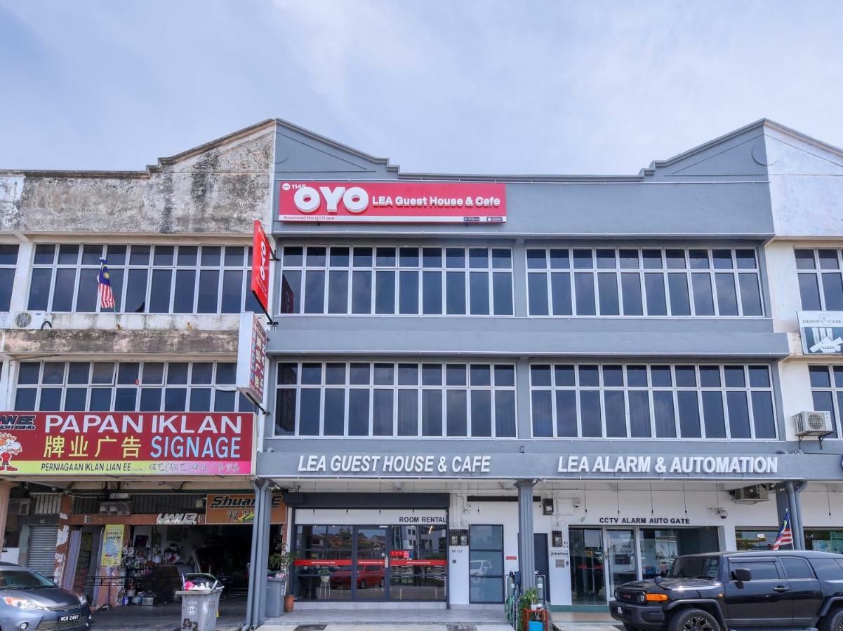 Super Oyo 1145 Lea Guest House & Cafe Lukut Экстерьер фото