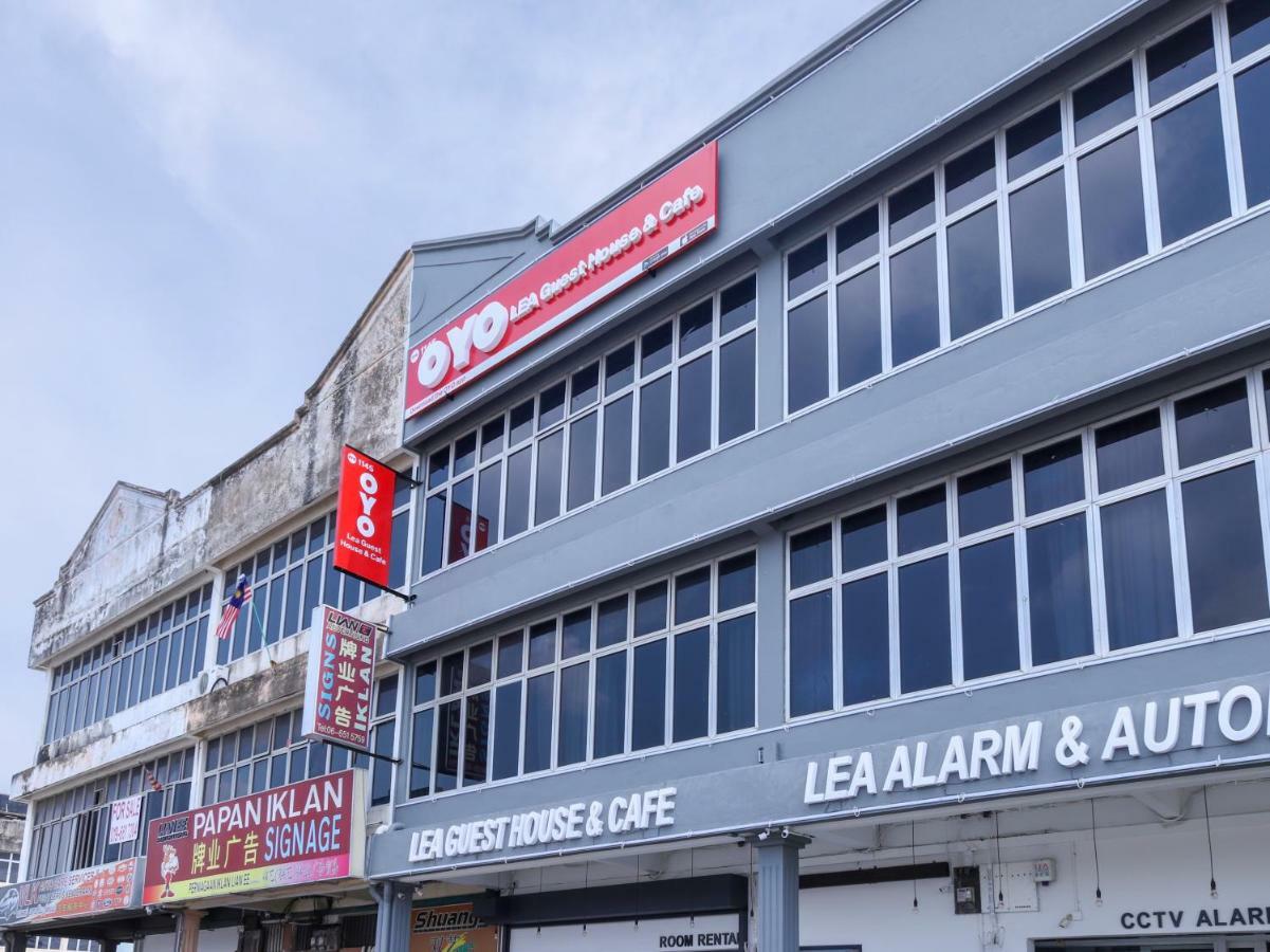 Super Oyo 1145 Lea Guest House & Cafe Lukut Экстерьер фото